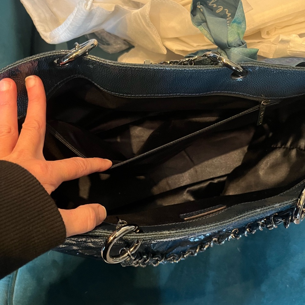 Elegant Teal Blue Quilted Handbag - Picture 5 of 10